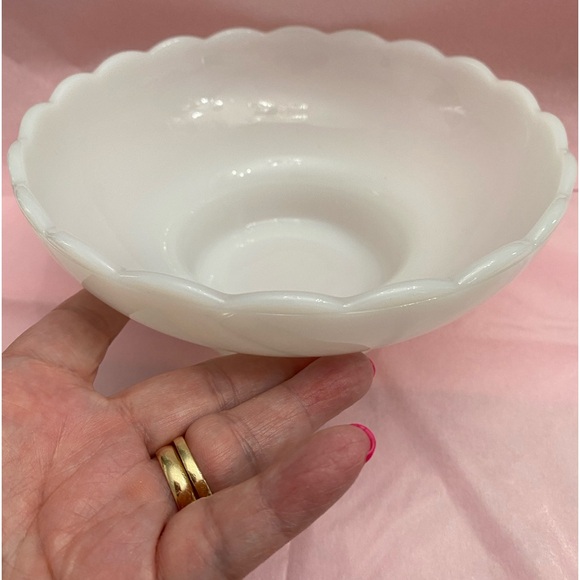 VINTAGE E.O. BRODY ROUND WHITE MILK GLASS DISH WITH SCALLOPED TRIM - Picture 9 of 10